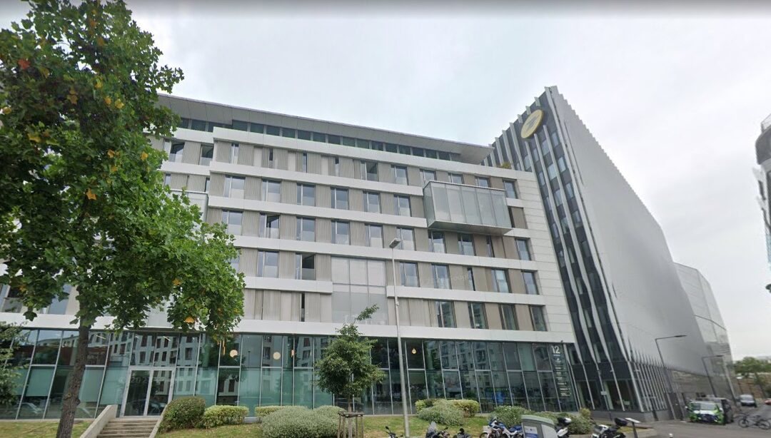 Immeuble Lemnys à Paris 15e, façade moderne vitrée et espaces tertiaires innovants