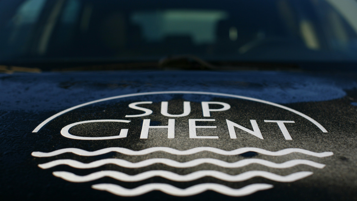 lettrage professionnel sur le capot d'une voiture